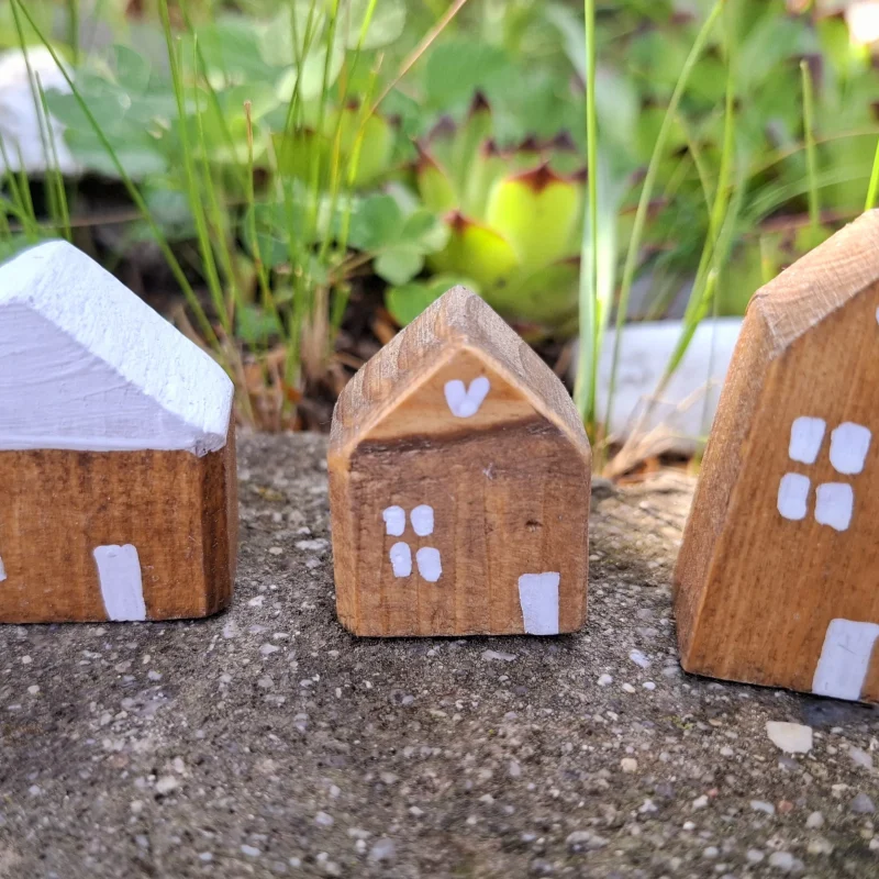 3 drevené domčeky