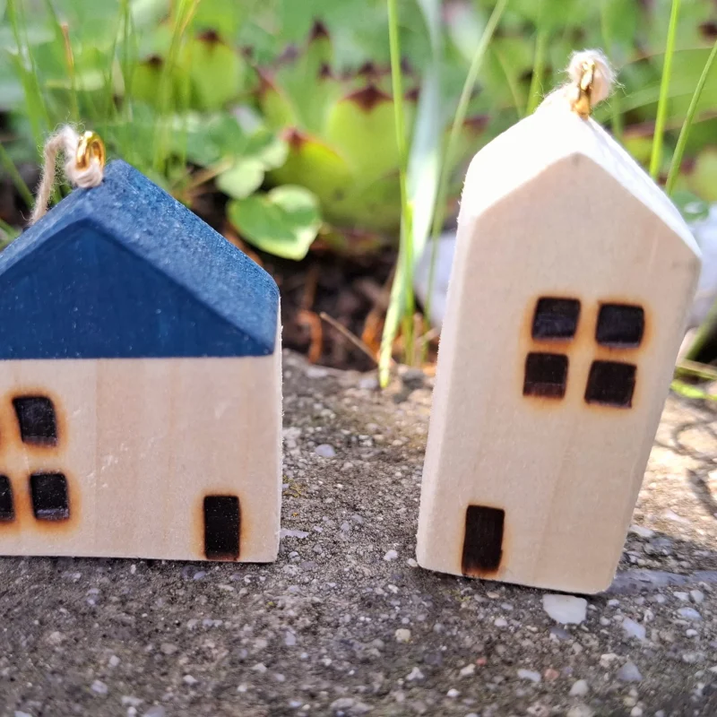 2 drevené domčeky